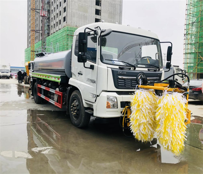 東風天錦高(gāo)速護欄清洗車