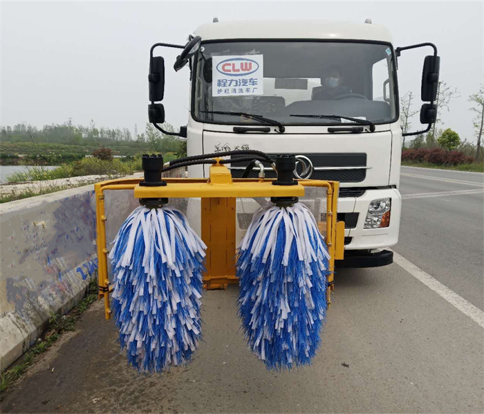 東風天錦高(gāo)速護欄清洗車