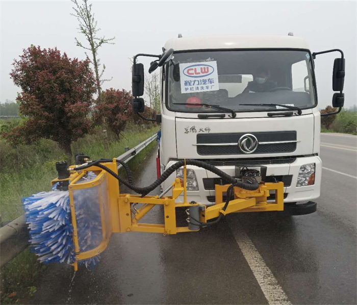 東風天錦高(gāo)速護欄清洗車